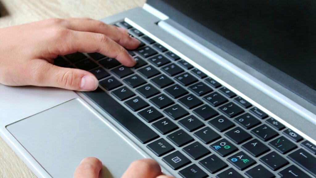 ノートパソコンを操作する手